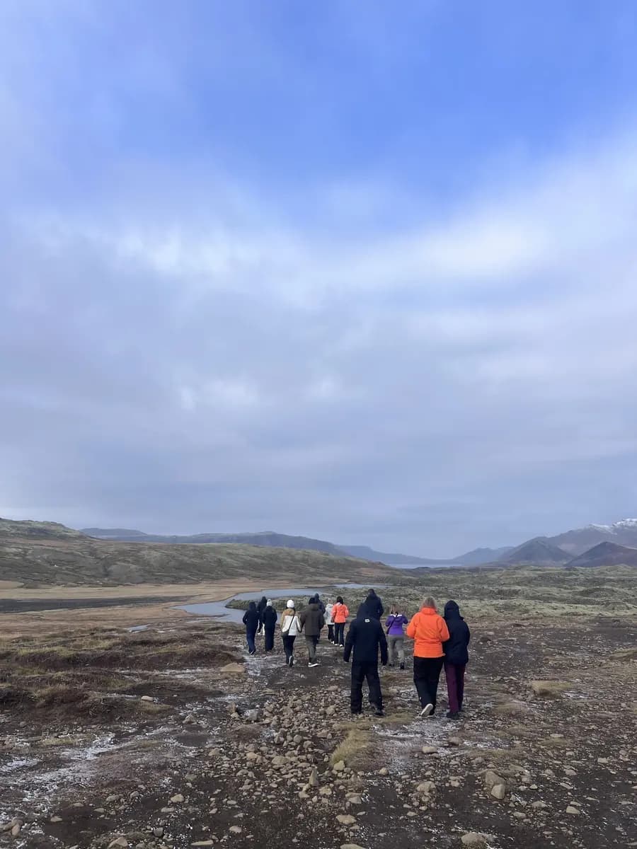 Eine kleine Gruppe unserer Gäste auf einem Wanderweg in Island
