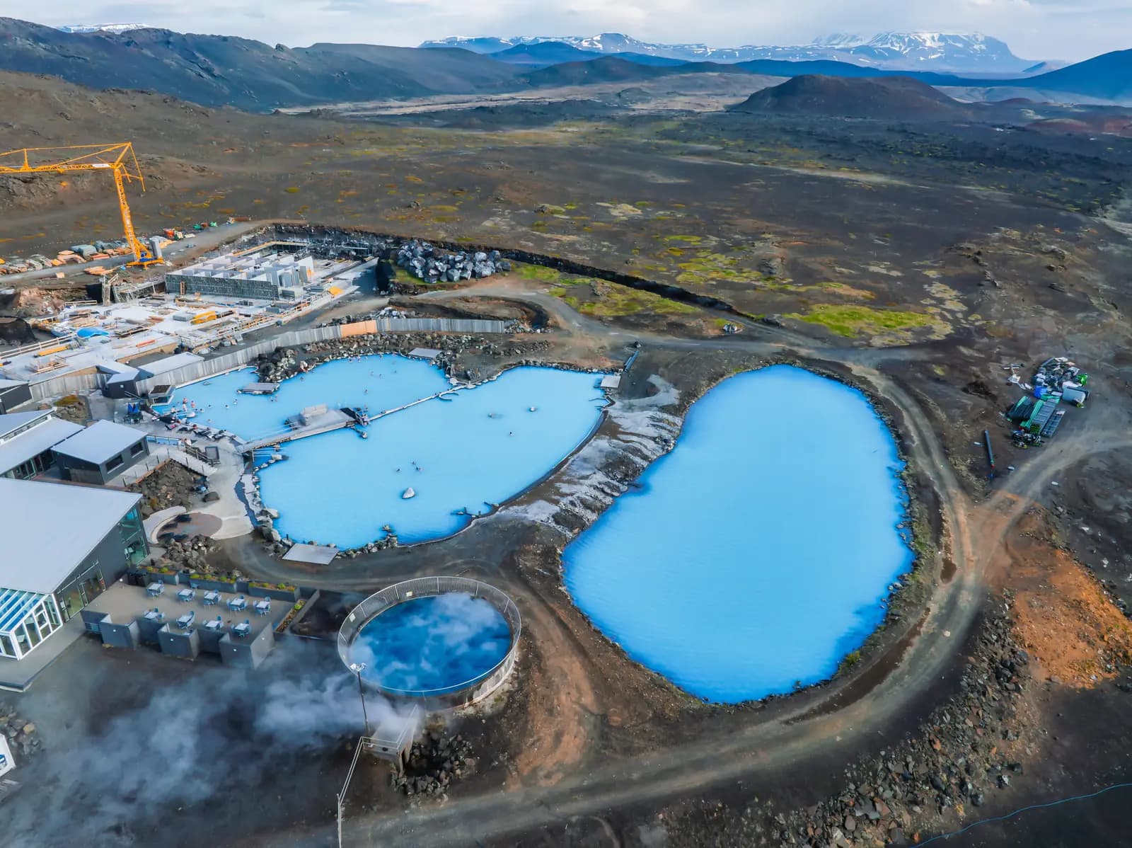 Vue aérienne des bassins du Blue Lagoon entourés de champs de lave sur la péninsule de Reykjanes
