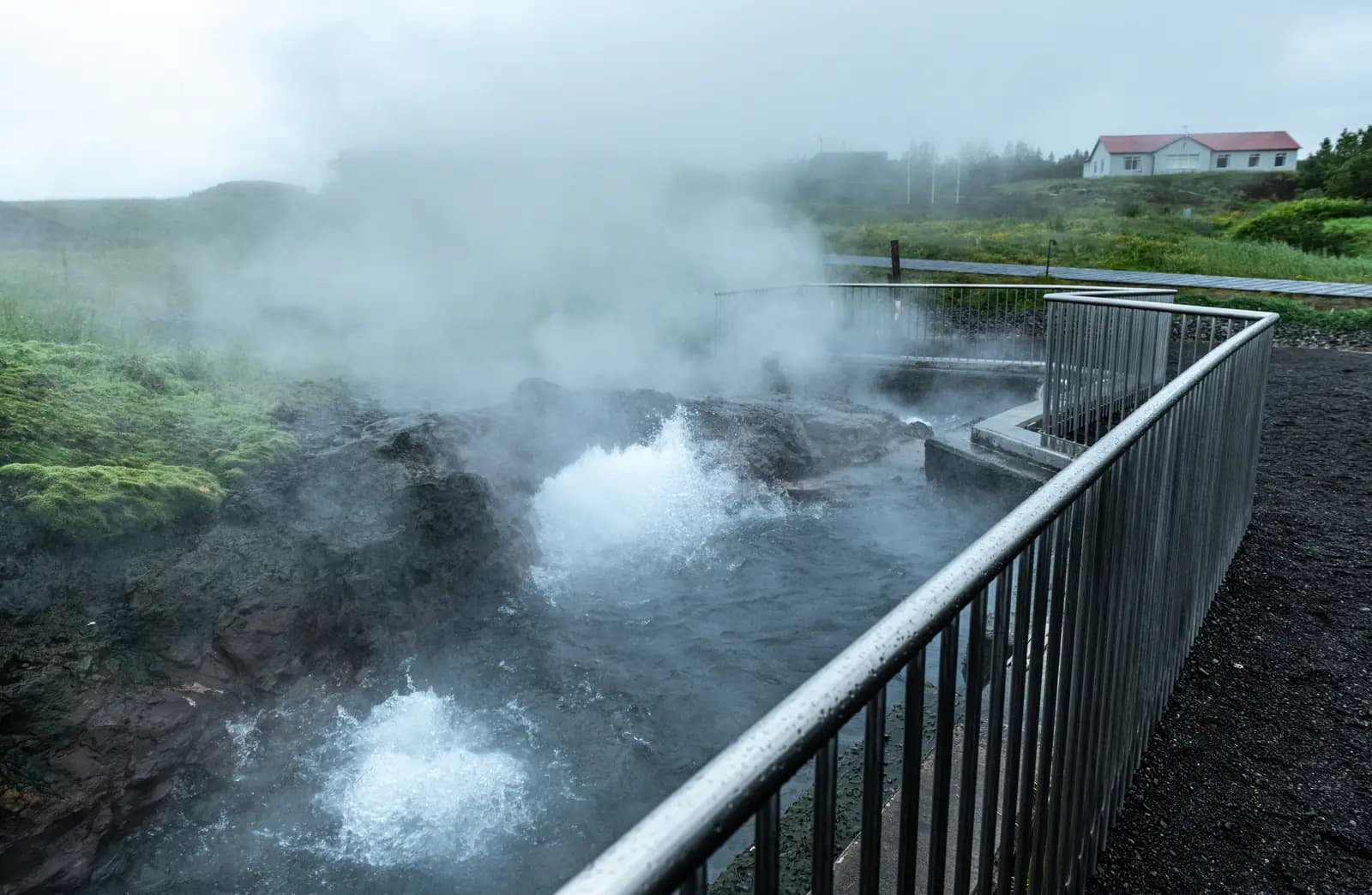 Dampf steigt aus dem kochenden Wasser der heißen Quelle Deildartunguhver in Westisland