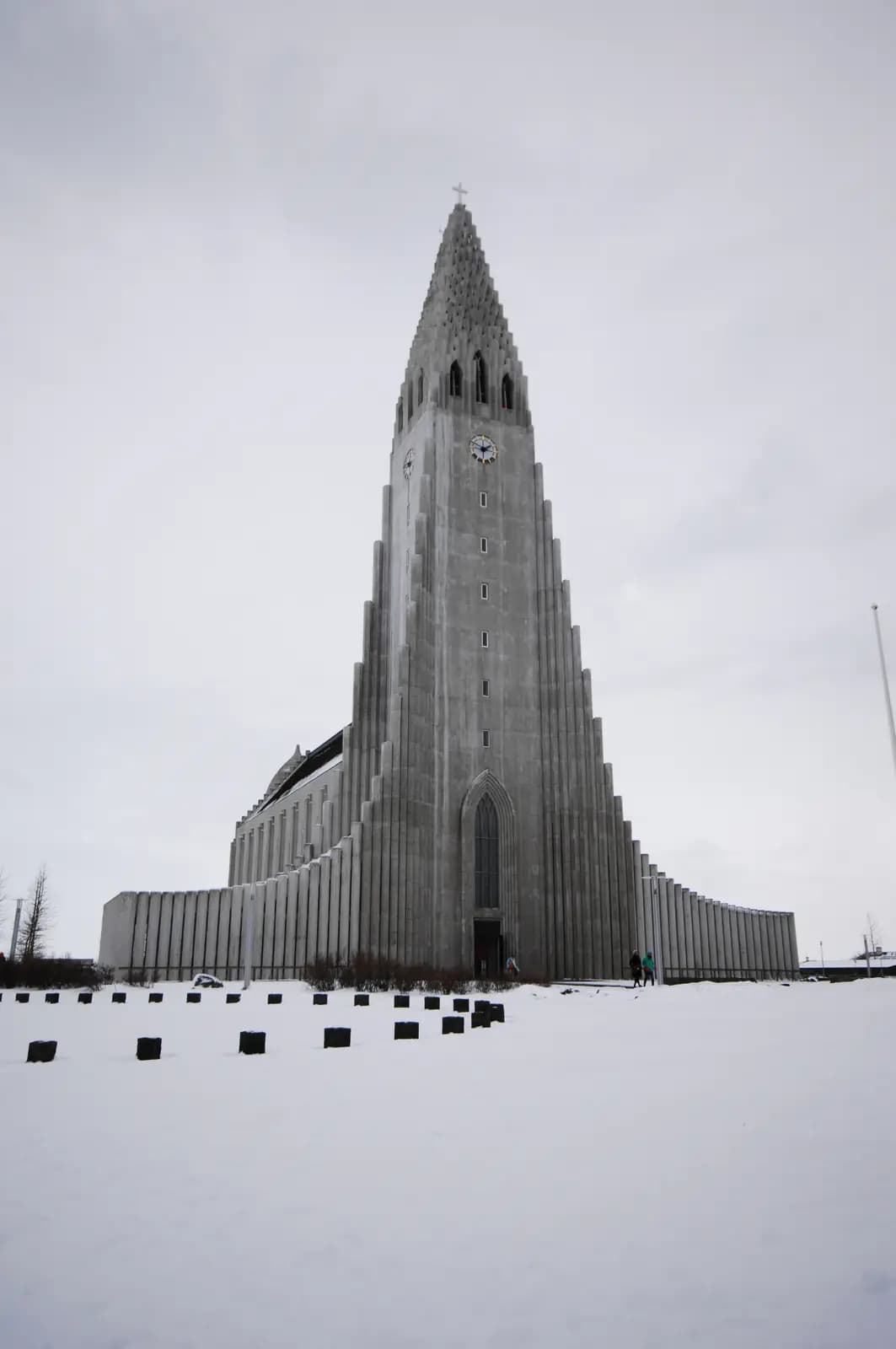 Die Kirche Hallgrímskirkja in Reykjavík im Winter, mit Schnee auf dem Platz