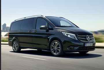 Schwarzer Mercedes Vito Van auf einer isländischen Straße